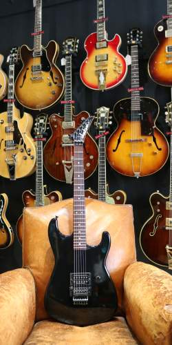 Jackson San Dimas Custom Shop Bolt On Black de 1986, signée par Grover Jackson lui-même !