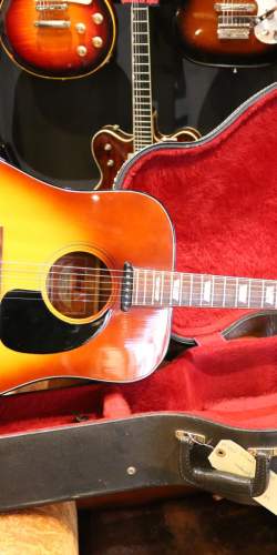 Gibson J-160E Sunburst de 1974