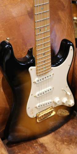 Fender 50th Anniversary American Deluxe Stratocaster Sunburst de 2004