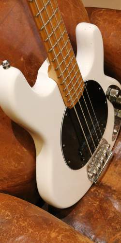 MusicMan Stingray Olympic White de 1979