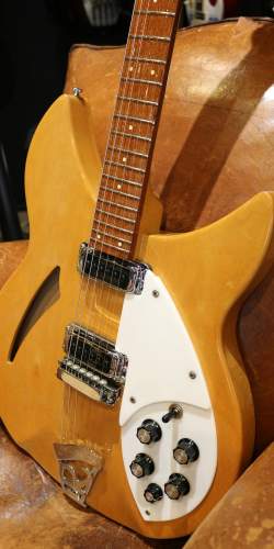 Rickenbacker 330 Mapleglo Naturelle de 1981