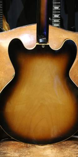 Favino type ES-335 (ES-330) Sunburst des années 1960