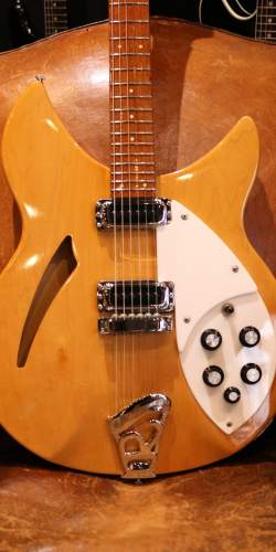 Rickenbacker 330 Mapleglo Naturelle de 1981