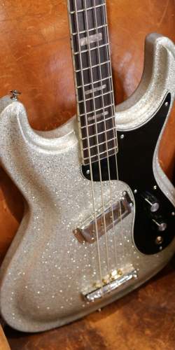 Basse Type Mosrite série "Discoramones" Silver Sparkle Phillipe Dubreuille de 2020
