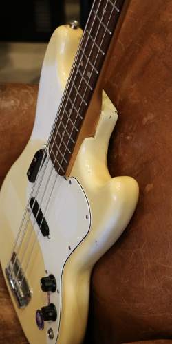 Fender Musicmaster Bass Olympic White de 1974