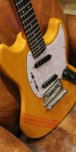 Fender Mustang Orange Competition Matching Headstock de 1969