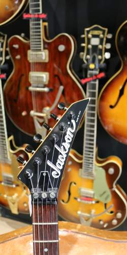 Jackson San Dimas Custom Shop Bolt On Black de 1986, signée par Grover Jackson lui-même !